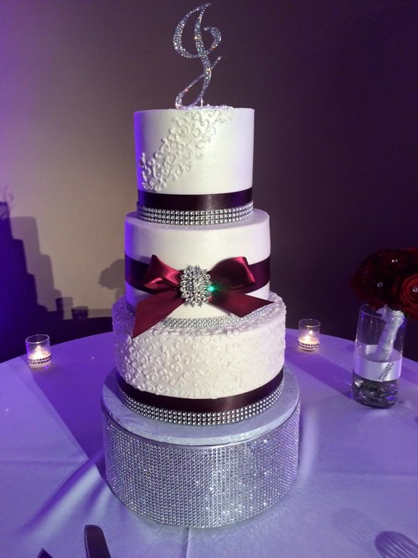Picture of an elegant wedding cake with a faux diamond 