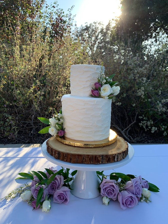 Picture of a two-tier wedding cake at CalBG