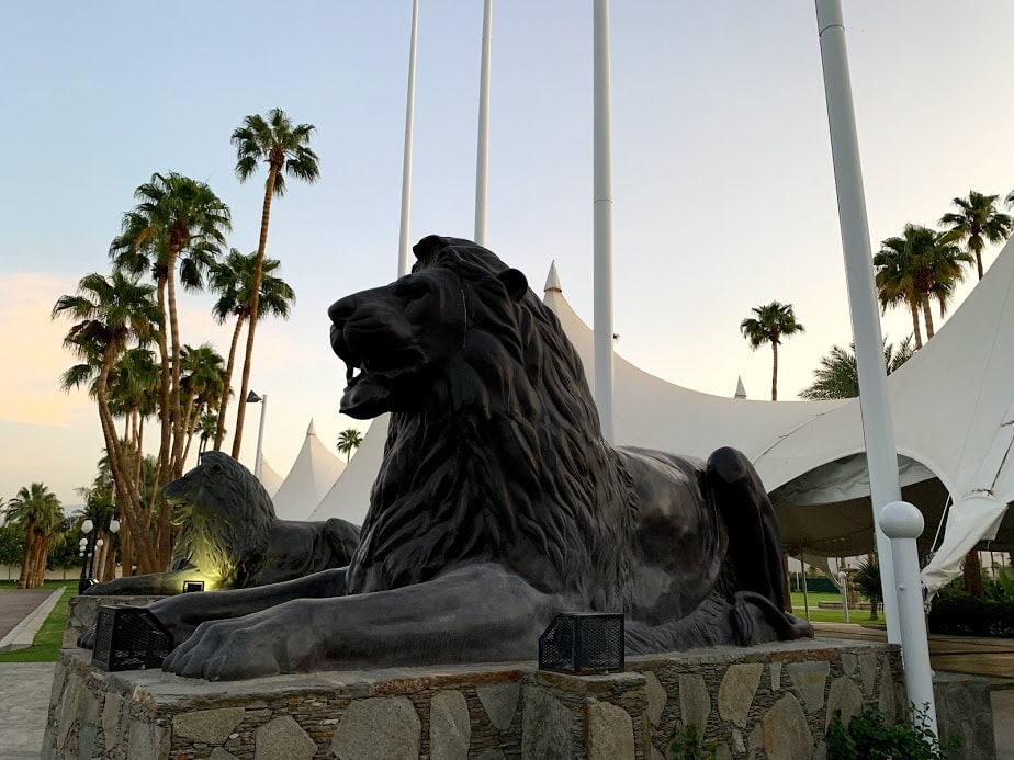 Picture of a pair of large lion sculptures at the Indio Polo Grounds